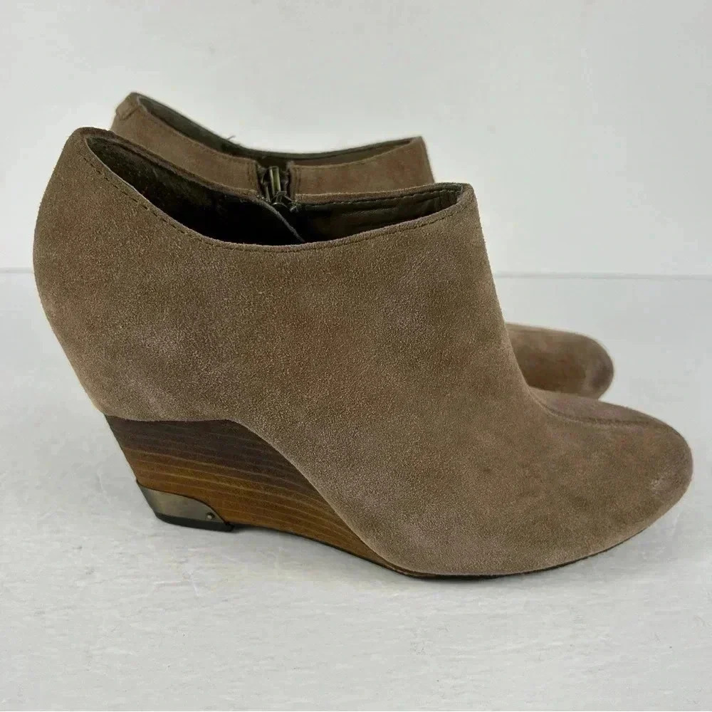 Vince Camuto wedge booties suede leather 8M *flaw